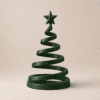 Dunkelgrüner Spiral Weihnachtsbaum mit Stern als moderne Winterdeko