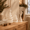 Drei weiße Spiral Weihnachtsbäume als moderne Weihnachtsdeko im Wohnzimmer