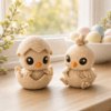Osterküken im Ei als Frühlingsdeko auf der Fensterbank mit pastellfarbenen Ostereiern