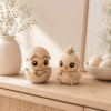 Osterküken im Ei als moderne Frühlingsdeko auf einem Holzregal im Wohnraum