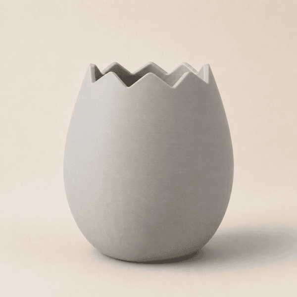 3D-gedruckte Ei-Vase in Hellgrau mit gezacktem Rand