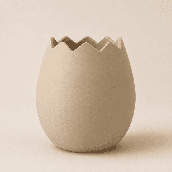 3D-gedruckte Ei-Vase in Sand mit gezacktem Rand