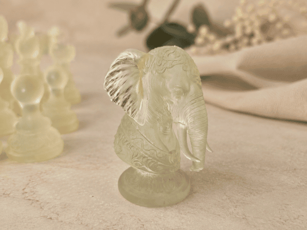 Detailreiche Elefanten-Schachfigur aus hellem Resin mit Ornamenten