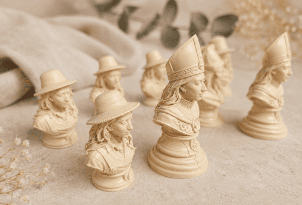 Individuelle Läufer-Schachfiguren mit unterschiedlichen Gesichtern und Kopfbedeckungen