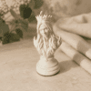 Detailaufnahme einer personalisierten Königin-Schachfigur aus Resin