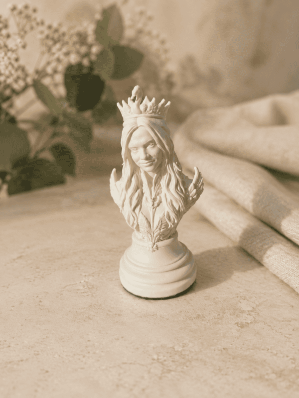 Detailaufnahme einer personalisierten Königin-Schachfigur aus Resin