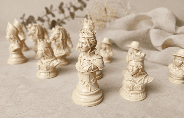 Personalisierte Königin mit weiteren individuell gestalteten Resin-Schachfiguren