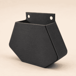 Schwarze 3D-gedruckte Schutzkappe für ein Signode Umreifungsgerät in schräger Ansicht